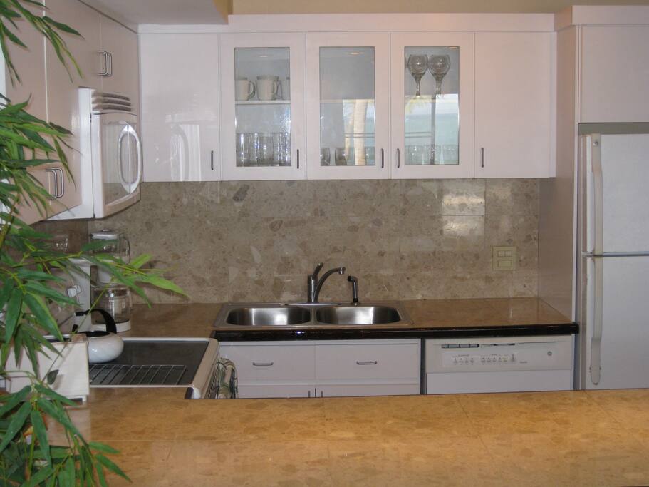 Kitchen full size appliances