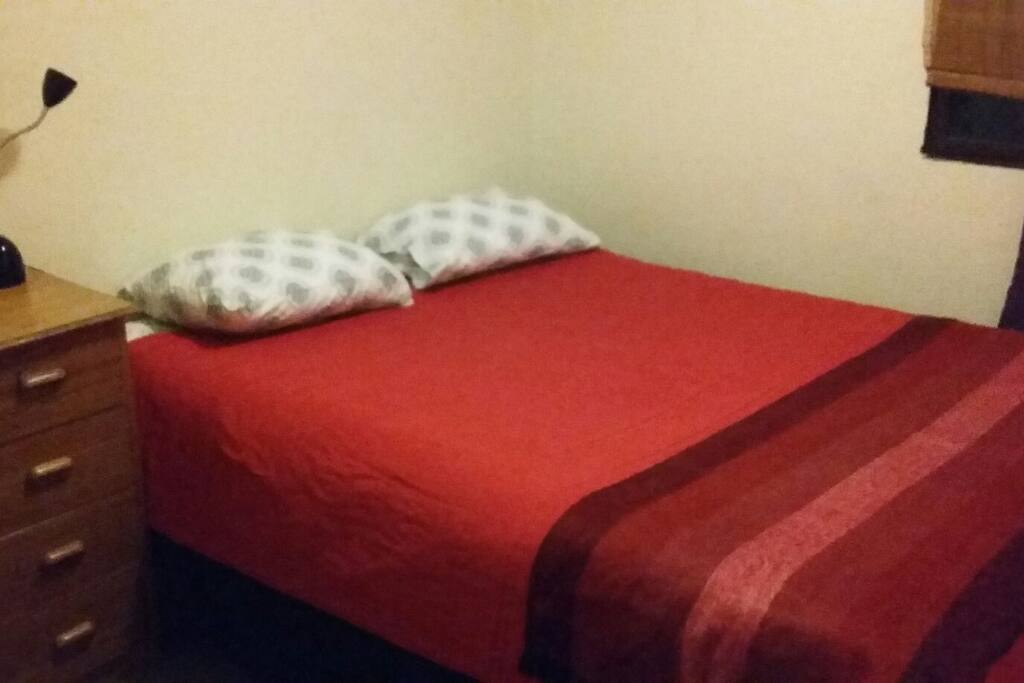 La cama es amplia y muy cómoda; ofrece un descanso reparador (150X2.00 mt.)
