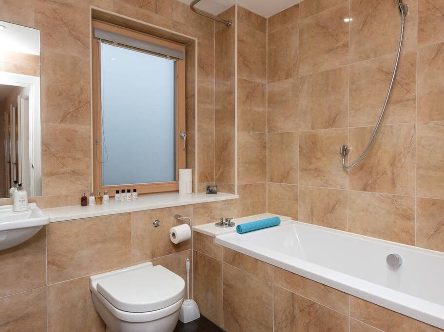 Forth Bridges View Ukc3902 April 21 House In Dunfermline United Kingdom 5 Bedroom 4 Bathroom