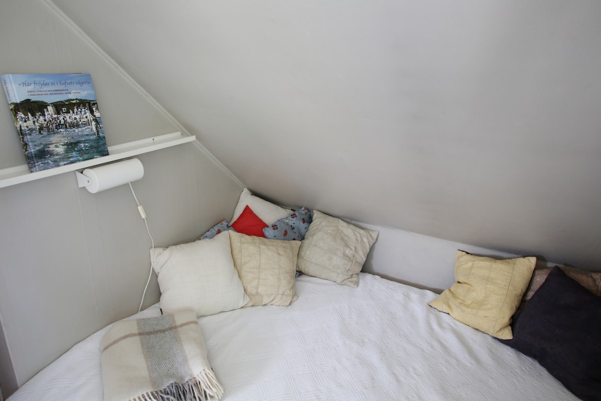 Priestor na spanie na poschodí s matracom na podlahe v spálni na chodbe.