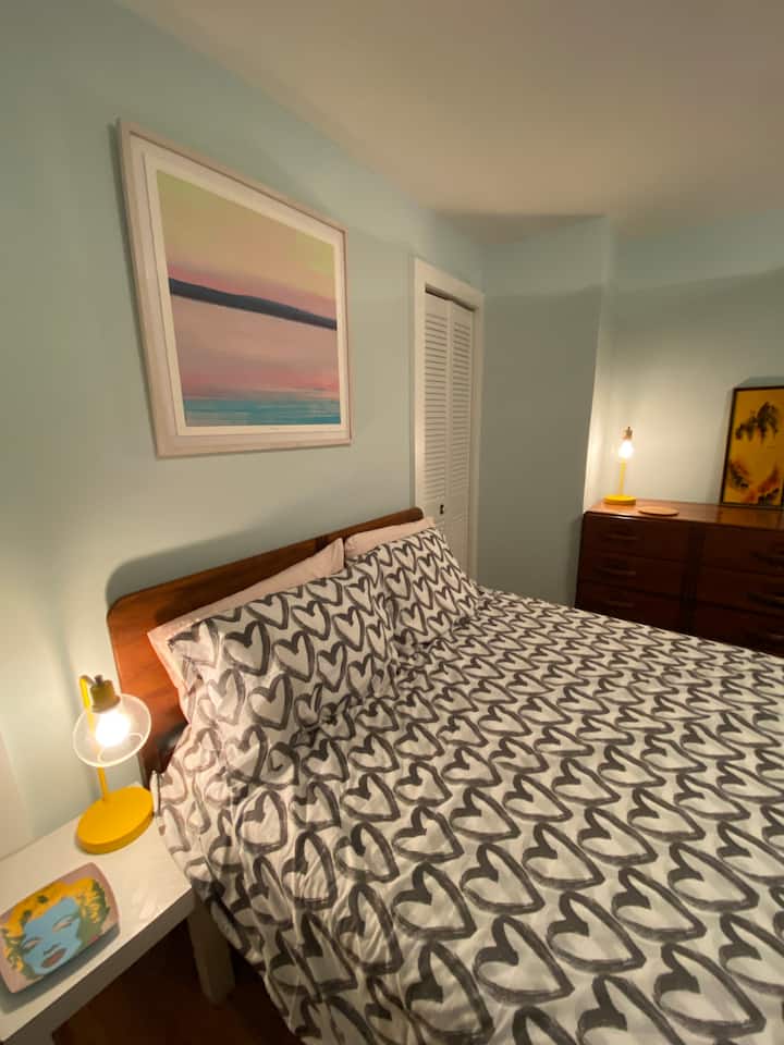 标准双人床卧室带套房浴室（卡茨基尔山景） （照片2 ）