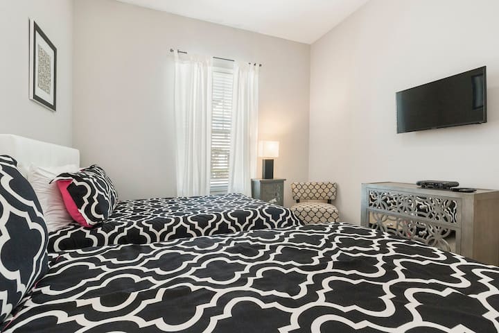 Quarto do 1º andar - 1 tamanho completo e 1 cama de solteiro (com banheiro privativo)