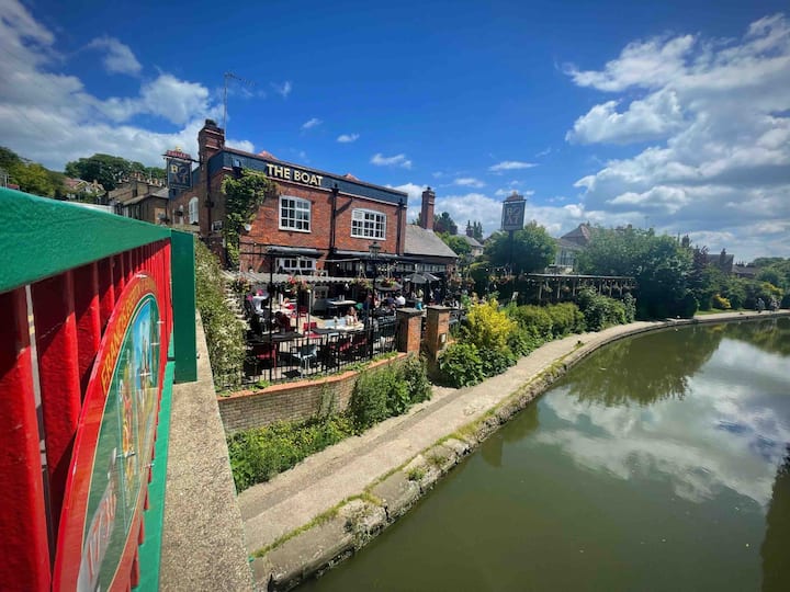 Cottage in the Centre of Beautiful Berkhamsted Cottages for Rent in