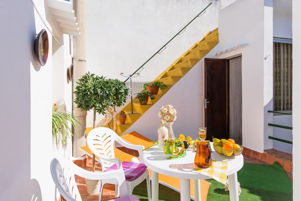 Terraza con solarium para relajarse y disfrutar de las vacaciones.