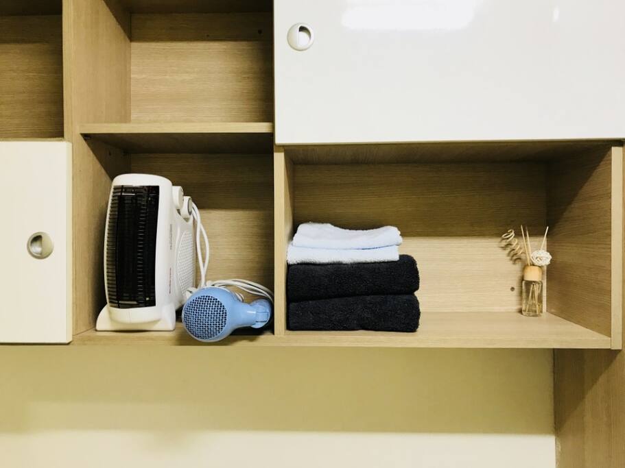 hair dryer, towels, heater(fan)