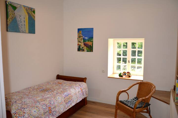 带抽屉床的第二间卧室