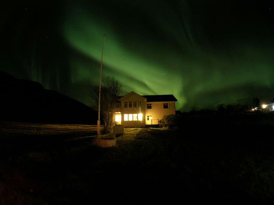 Polarlichter über unserem Haus / Nordlys over huset