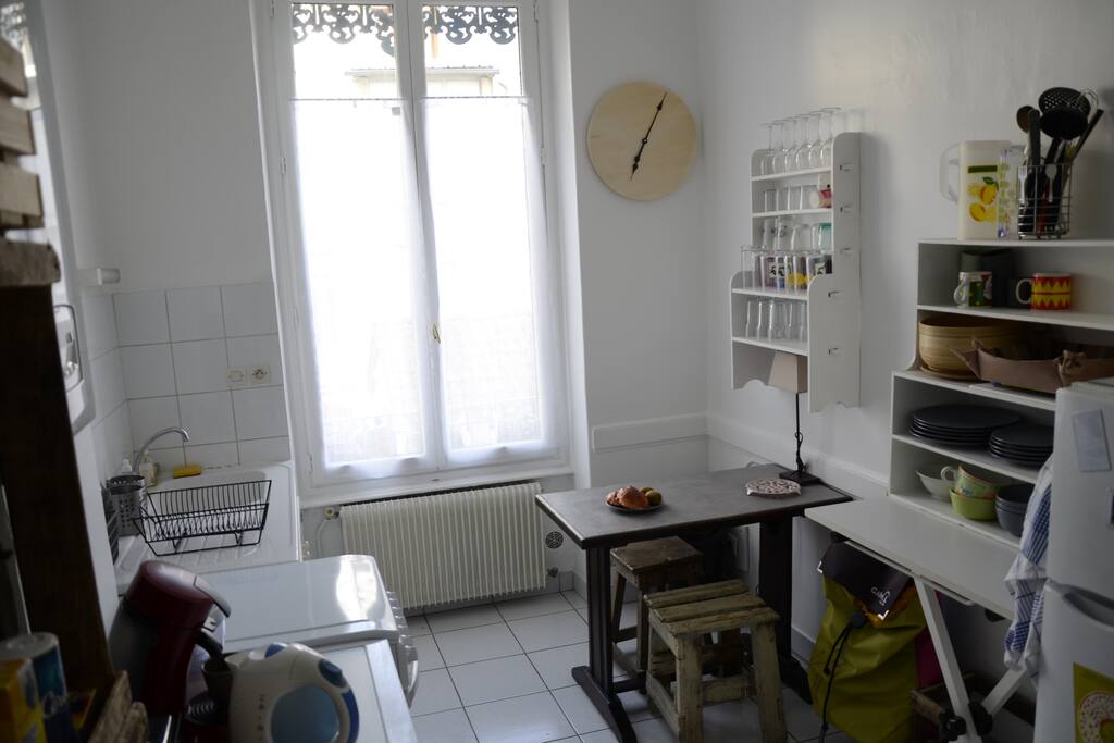 Cuisine séparée avec table pour 2 personnes donnant sur la cour.