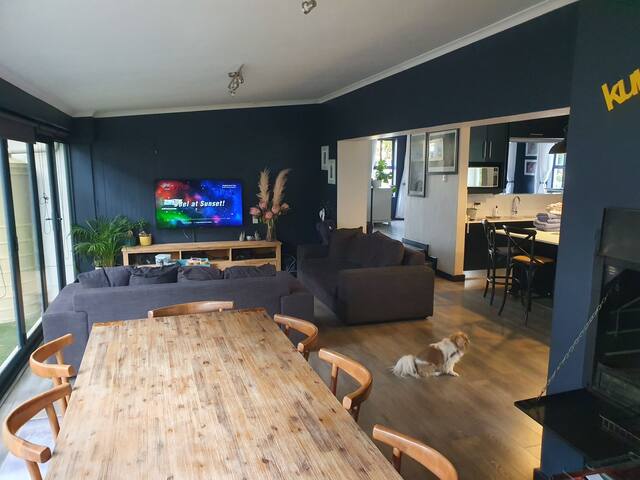 Fresh, secure 4 bedroom house with pool gallery image 3