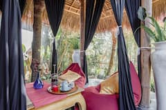 Magical+modern+bamboo+treehouse