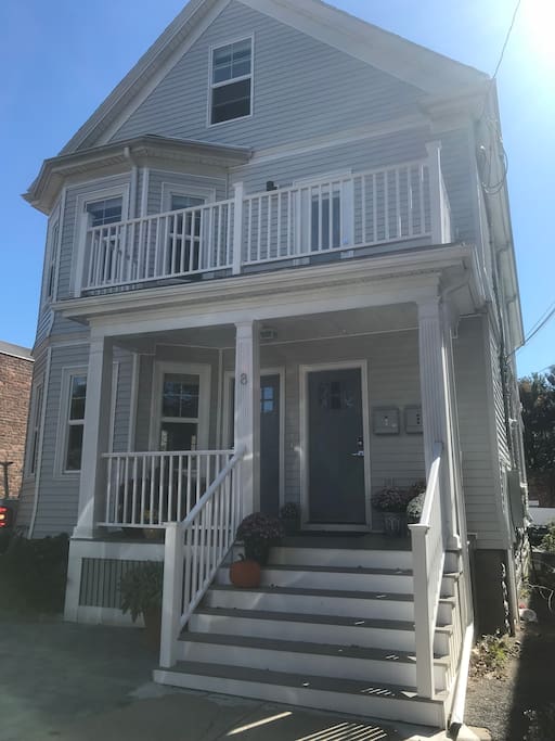 House is just steps from transportation, shopping, and restaurants!