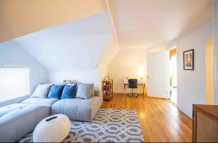Upper Monroe King Perfect For Long Stays - Rochester, NY