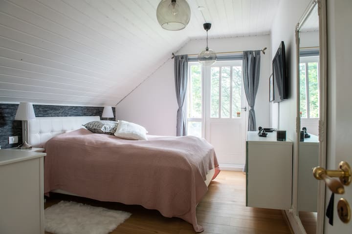 El dormitorio principal con TV de pantalla plana de 40 pulgadas