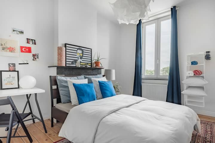 Bright and peaceful room on the second floor overlooking the garden, offering a calm and relaxing atmosphere.
