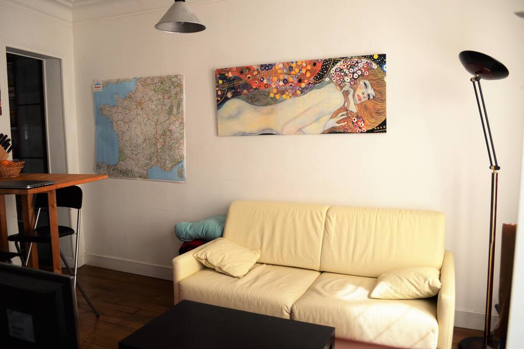 Le salon très lumineux avec le canapé-lit / The bright living-room with a double sofa-bed
