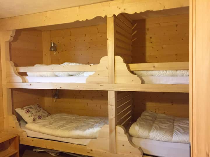 Dhoma me katër krevate