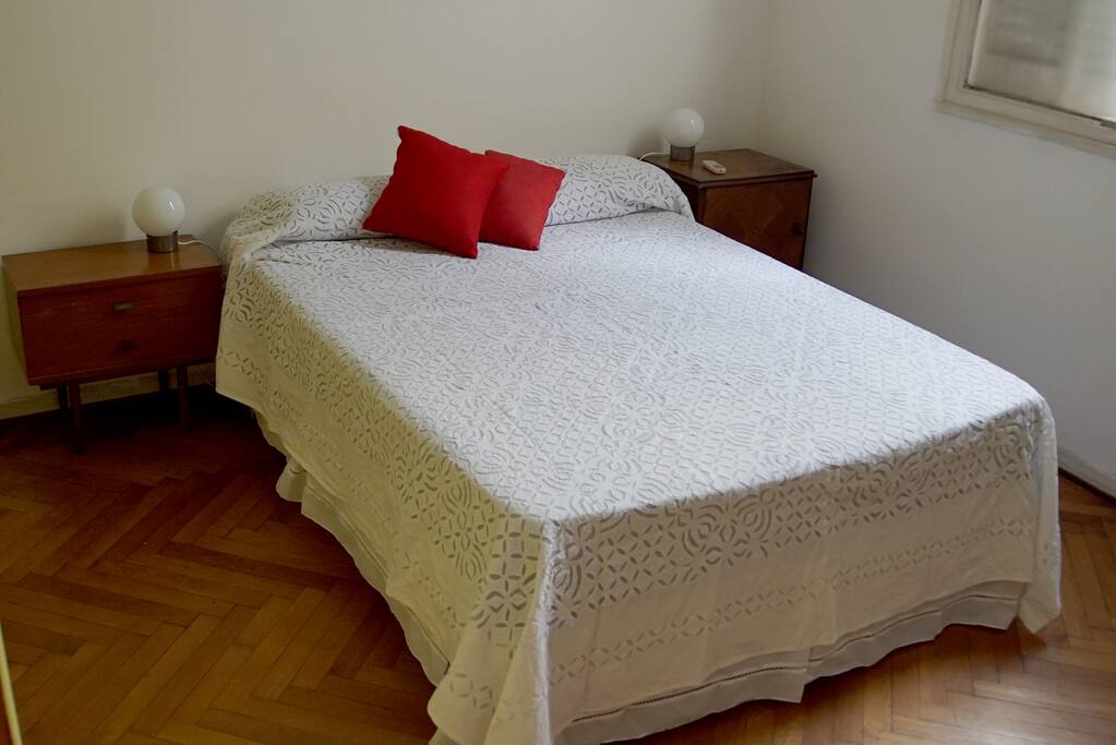 El cuarto. Sabanas y almohadas nuevas. Cuenta con aire acondicionado frio - calor, y un ventanal con cortina blackout.