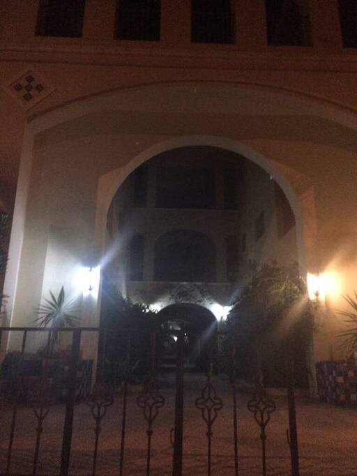 Résidence L’Andalouse durant la nuit