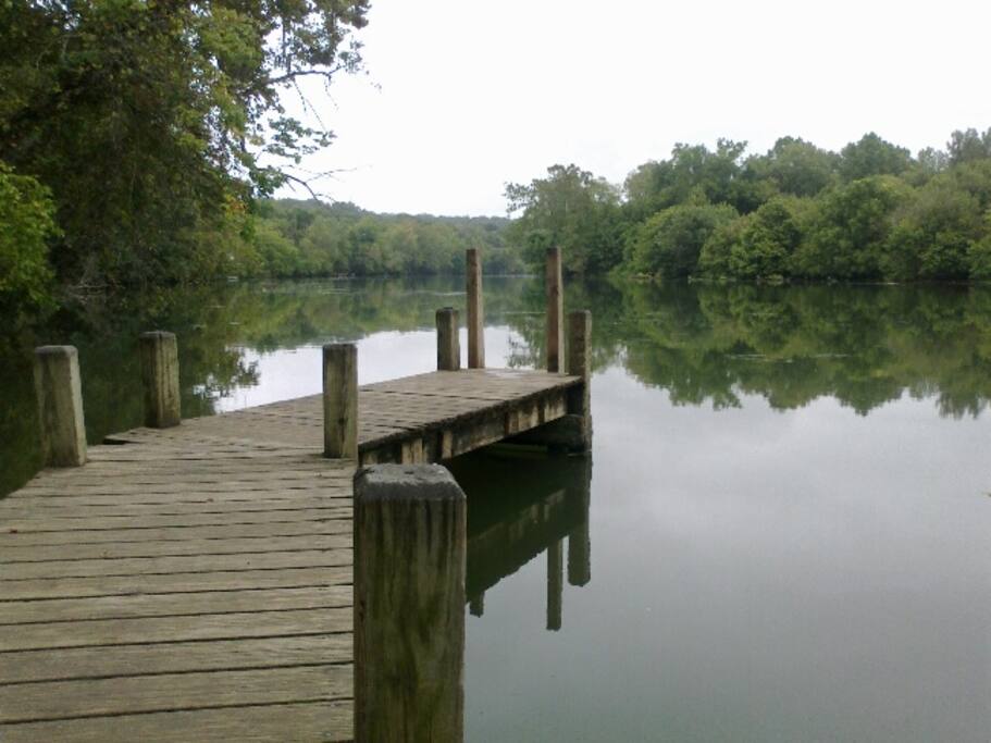 Within walking distance is Massanutten Boat Landing (motor boating, bass tournaments, jet ski friendly)