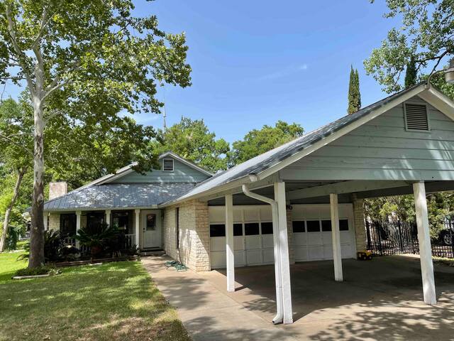 Lakefront on lake Austin with a Fantastic View gallery image 2