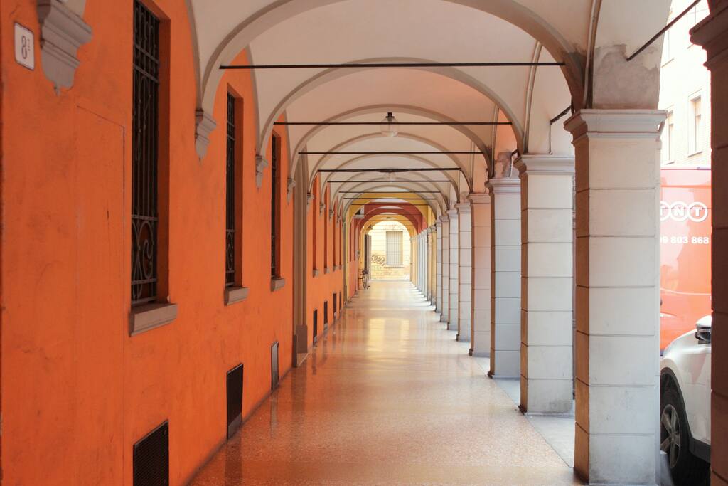 il portico su cui si affacciano le finestre della casa