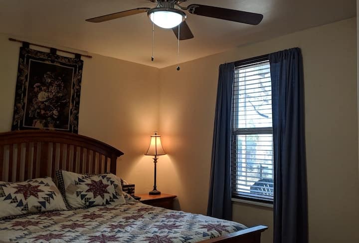 卧室配有标准双人床。 