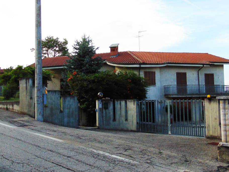 La casa vista dalla strada.