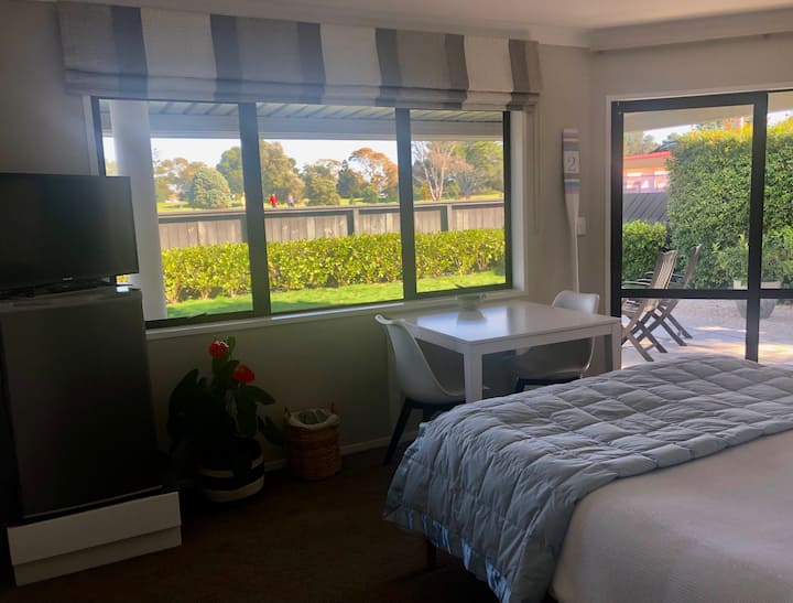 La chambre principale dispose d'une porte coulissante vers l'extérieur