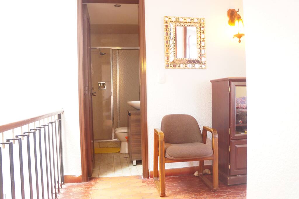 Baño compartido con otra habitación en el segundo nivel / Shared bathroom with another room second level