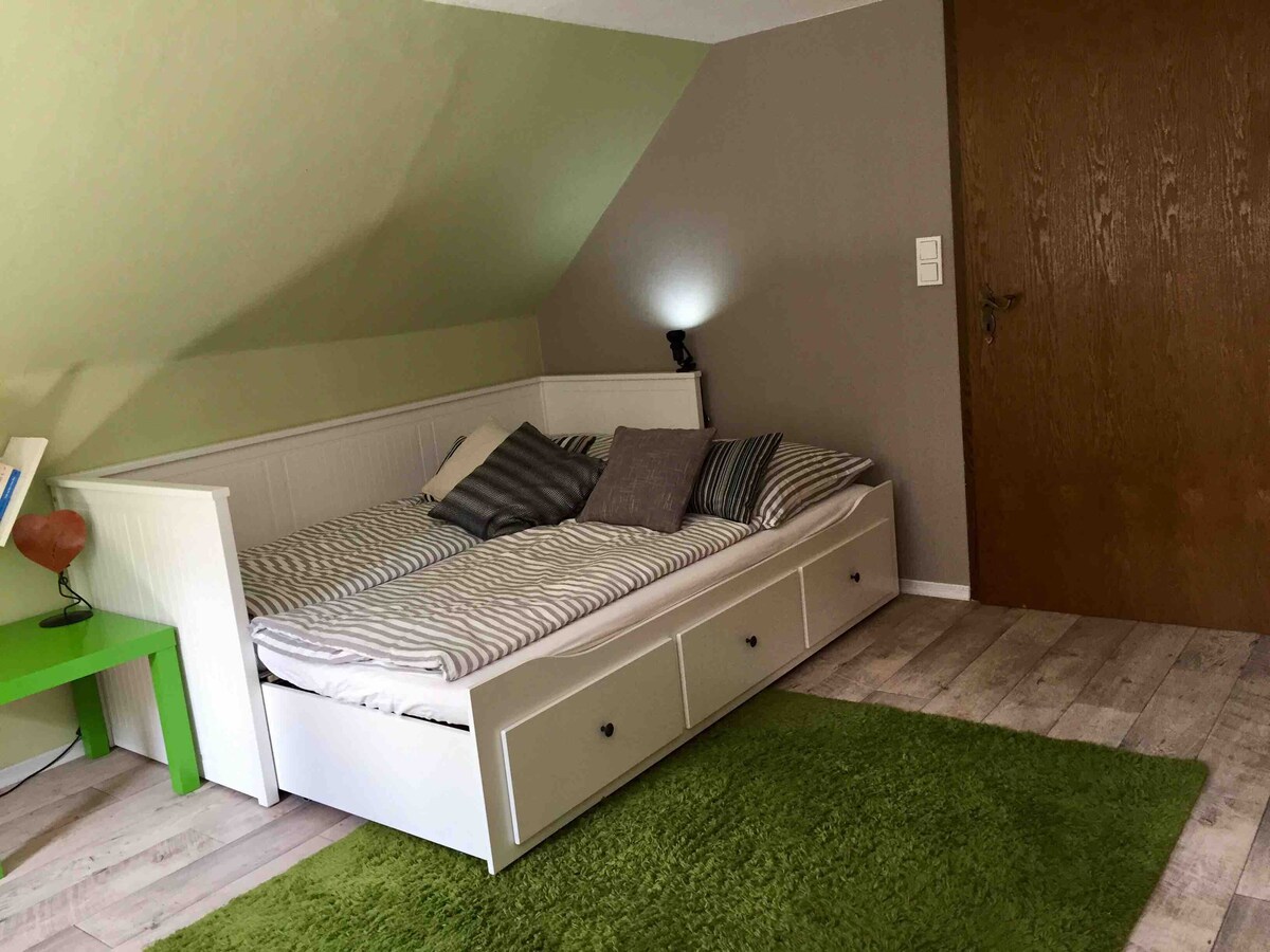 קומה עליונה בחדר השינה (עד 3 אנשים אפשריים)