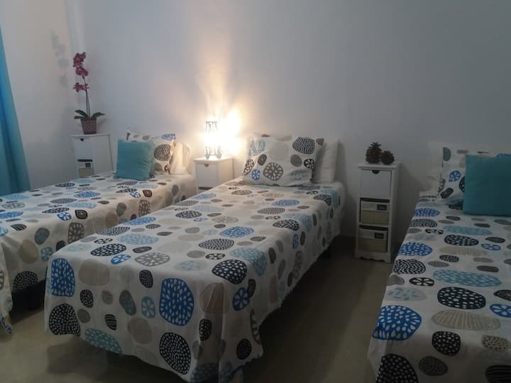 غرفة نوم بثلاثة 90 سريرًا ، يمكن ربط السريرين معًا وترتيب سرير مزدوج مريح وواسع مكون من 180 سريرًا ، وهناك سرير أريكة يمكن تحويله إلى سرير مزدوج إضافي إذا لزم الأمر