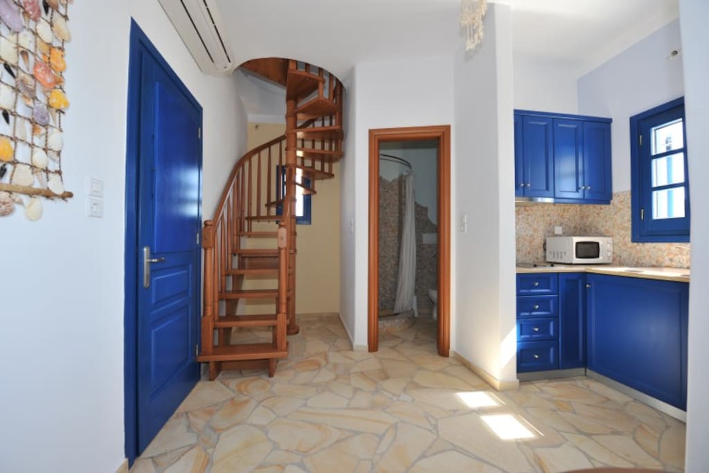 cucinotto e scala per camera da letto superiore
