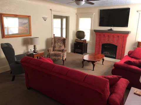 Robertson Villa 2BR Cozy Cottage with Full Kitchen
