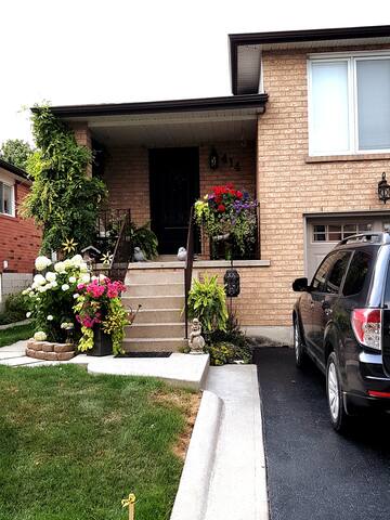 PRIVATE APT,  SEP ENTRANCE,  2 CAR PRKING