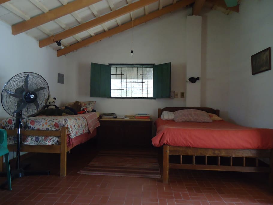 En temporada calurosa, cada dormitorio cuenta, como mínimo, con un ventilador.