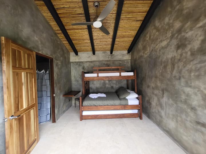 Kitanda kingine cha ghorofa kina kitanda cha watu wawili katikati , kitanda pacha juu na kitanda pacha chini ( hulala 4 )