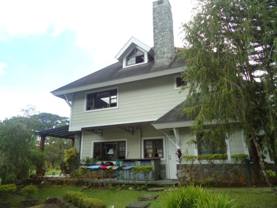 side of the house with an exit door from the kitchen and maid's room (not included in the number of rooms )