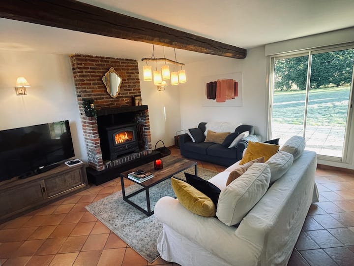 ห้องนั่งเล่นเพื่อเพลิดเพลินกับเตาฟืนและวิวเหนือทุ่งนา