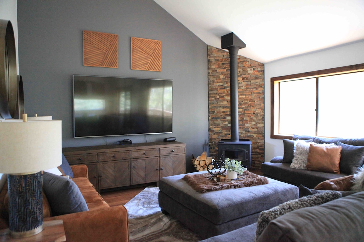 Popular Airbnb listing: Multiple family getaway - 5 Bedroom Treehouse in Lake Arrowhead