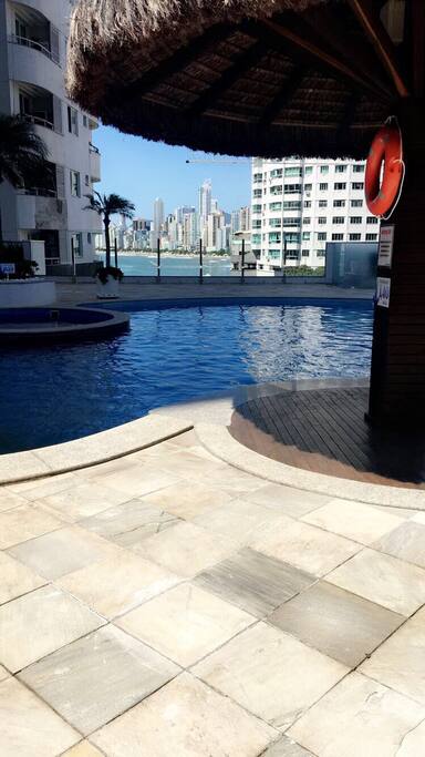 Piscina do prédio incluso