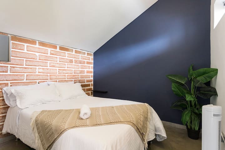 Seconda camera da letto. Comodo letto matrimoniale // seconda camera da letto. Letto matrimoniale comodo