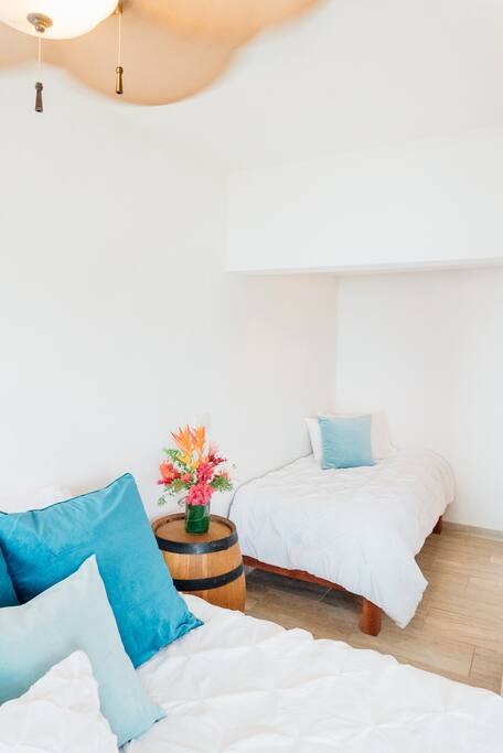 extra day bed + space for a luxurious een blow up mattress
