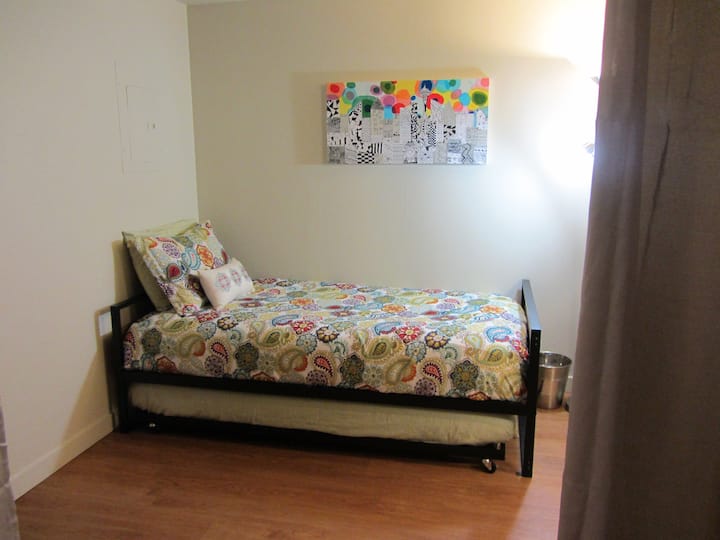 Zona e krevatit ditor me perde pjesërisht të vizatuar (shiko fotografinë e planit të dyshemesë - hapësira është në të majtë të hyrjes)