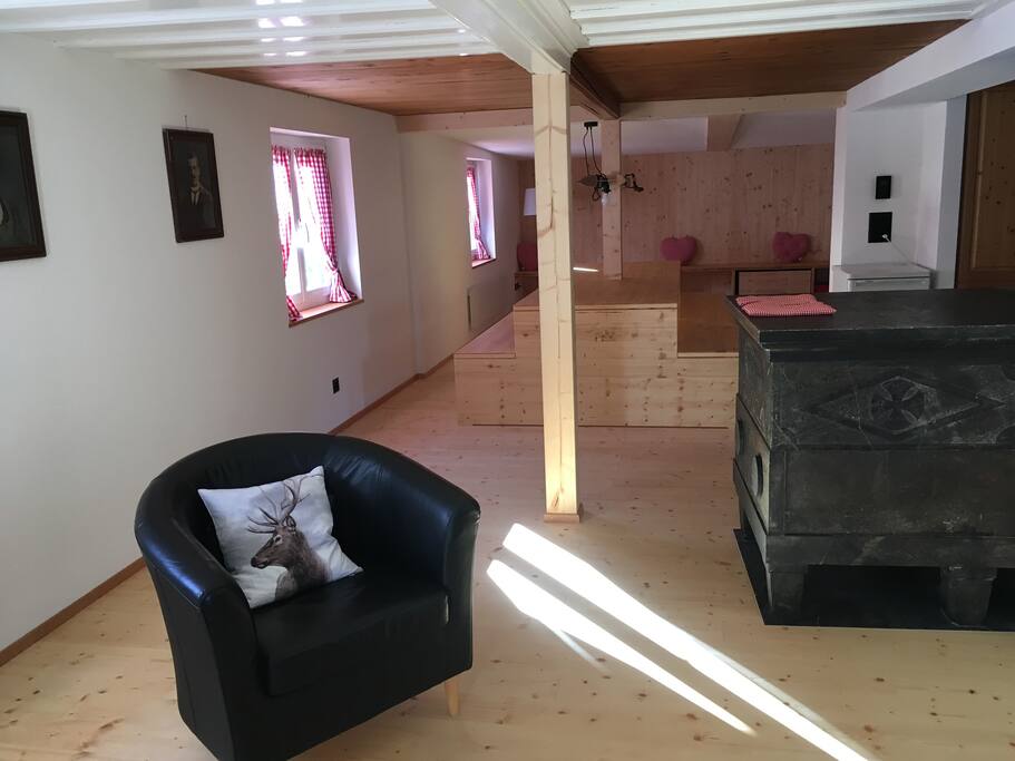 Wohn- und Esszimmer mit Specksteinofen