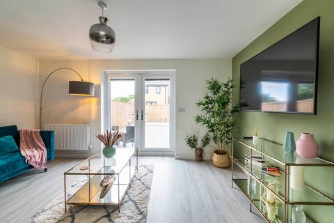 Top Airbnb: A Stylish, essential 3bed Home with Secure Parking in Meadows