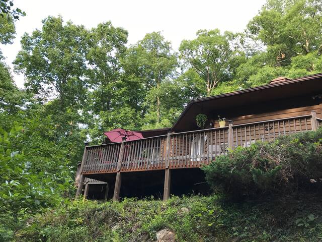 Octagon Cabin-Spacious Private Haven Close to Town