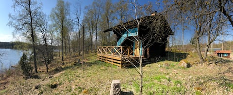 Popular Airbnb listing: Solid log cabin with lake view incl boat in Motala