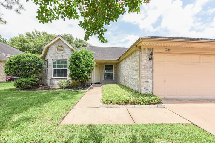 Charming Home well-located near Friendswood & NASA