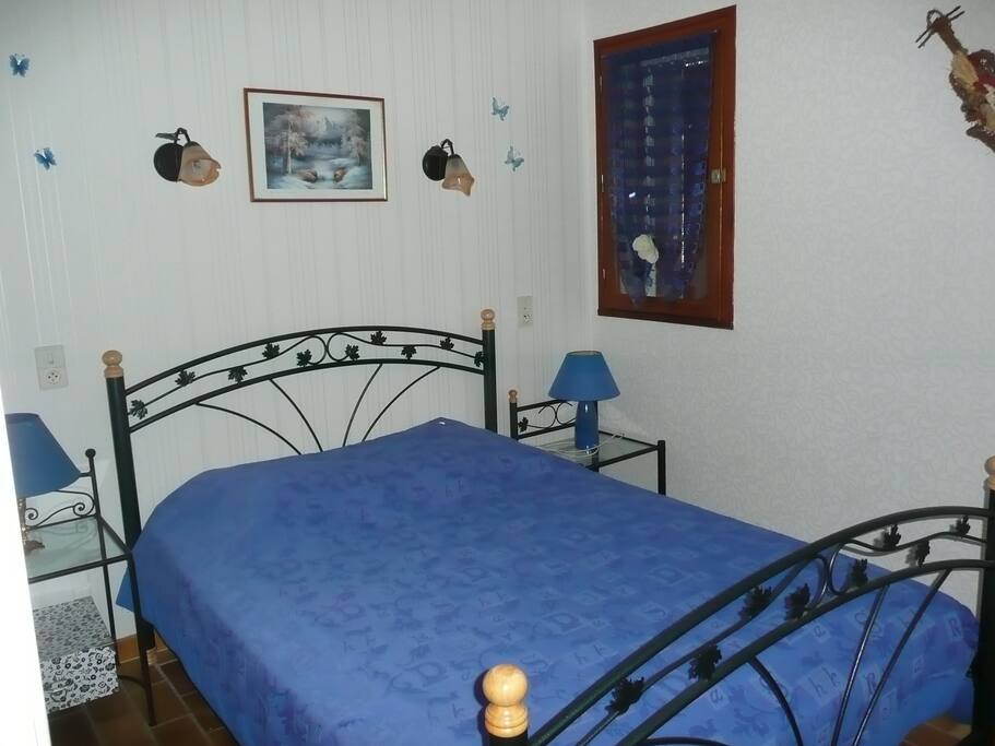La chambre avec le lit de 140