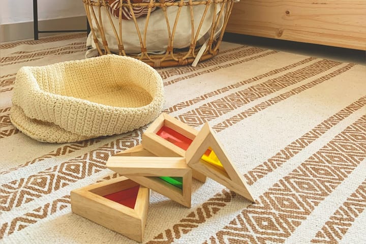 Casa Llimona je # childrenfriendlyhouse. Takže ak prídete ako rodina, budú k dispozícii kvalitné spoločenské hry, hádanky a hračky pre malé deti, ktoré si budú môcť vychutnať bez obmedzení.